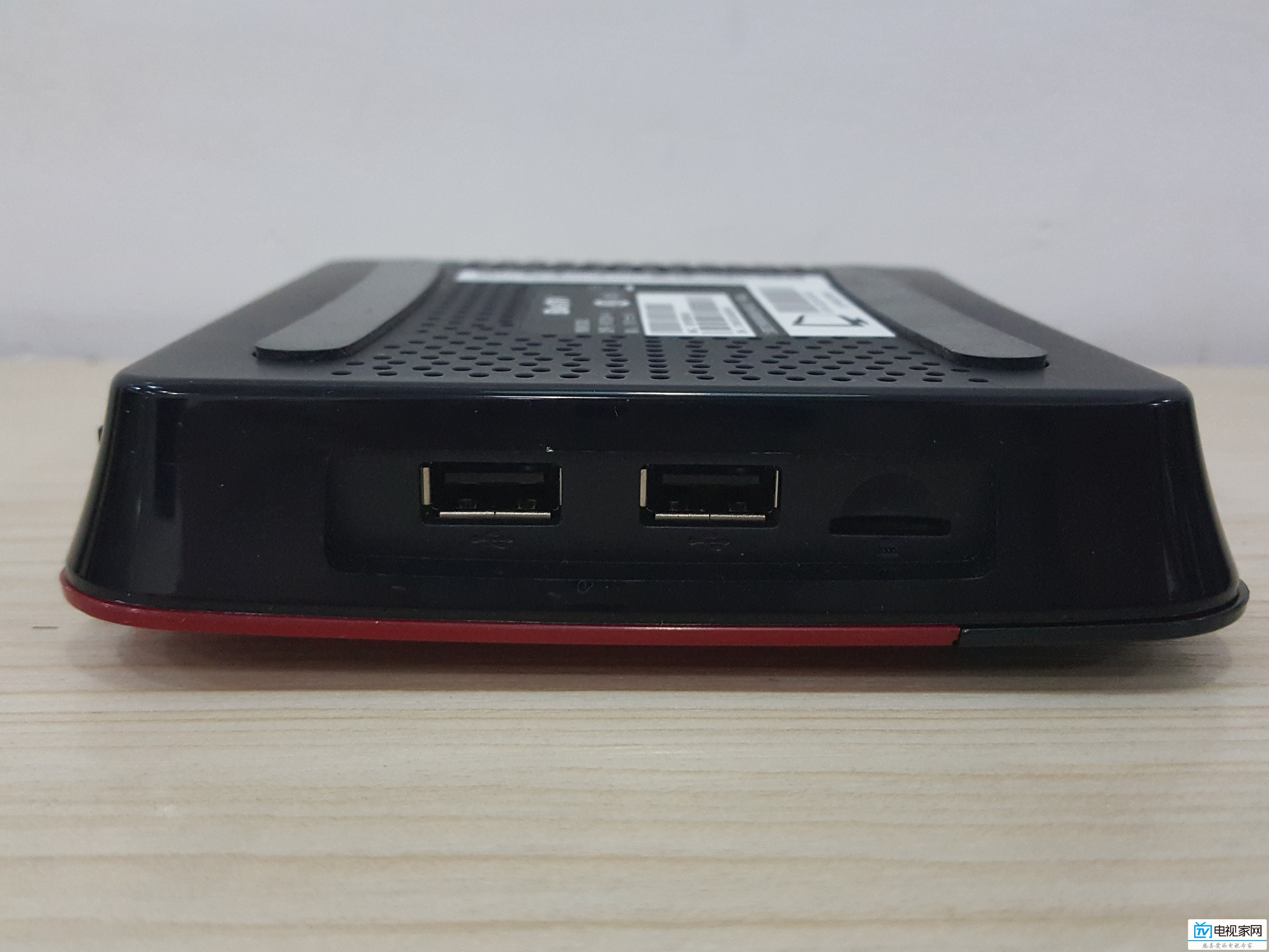 两个USB接口，一个TTF卡插槽